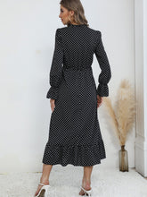 Schwarzes Herbst-Winterkleid mit V-Ausschnitt